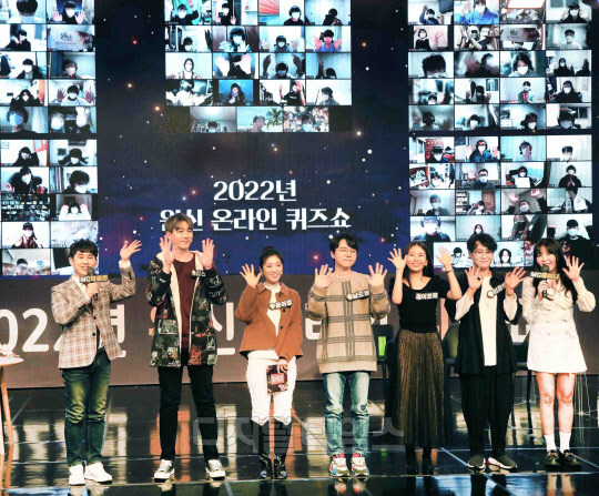 '2022년 원신 온라인 퀴즈쇼'에 참석한 진행자와 성우들이 화상을 통해 인사를 나누고 있다. <사진제공=미호요코리아>